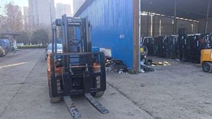 รถยกมือสองญี่ปุ่นแบบพกพา รุ่น 02-7FDA50 5 ตัน เครื่องยนต์ดีเซลมือสอง พร้อมเกียร์ ปั๊ม มอเตอร์ ไฮดรอลิก สำหรับโตโยต้า - Product Image 3