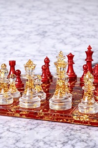 Jeu d'échecs moderne en résine écologique fait main, pièces noires translucides, plateau de jeu de luxe, artisanat en résine personnalisable - Product Image 5