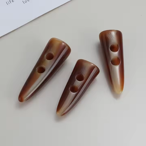 Botones de Cuerno Modernos Hechos a Mano, Ecológicos e Impermeables para Chaquetas y Abrigos - Product Image 1