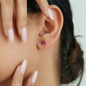 Pendientes Minimalistas de Oro Amarillo Puro de 14K Hechos a Mano para Mujer, con Rubí y Diamante Corte Pera de 6x4mm, Joyería de Piedra de Nacimiento de Julio, Venta al por Mayor - Product Image 4