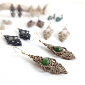 Pendientes Colgantes de Jade Verde Hechos a Mano con Macramé, Estilo Boho, con Detalles en Oro, Joyería Artesanal para Mujer - Product Image 1