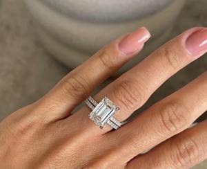 Anillo de Compromiso con Diamante Cultivado en Laboratorio, Corte Esmeralda, 8.75 Quilates, Halo Oculto Pavé, Oro de 18K, Juego de Anillos de Novia, IGI E-VVS2 - Product Image 3