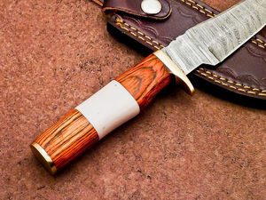 Cuchillo de Camping de Lujo de Grado Industrial OEM, Acero de Damasco, Punta Caída, Hoja Recta, Mango de Madera y Hueso de Camello con Empuñaduras de Latón - Product Image 2