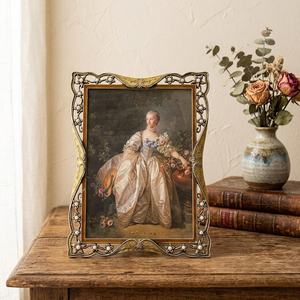 Cadre photo en métal fait main, présentoir photo minimaliste pour bureau, décoration moderne pour salon, idée cadeau unique pour un anniversaire - Product Image 1