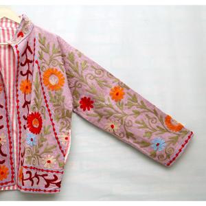 Chaqueta Varsity Rosa Bordada con Múltiples Flores, Ecológica, Transpirable, con Cuello Mao, Manga Larga, Hecha a Mano, de Algodón, Estilo Moderno - Product Image 5