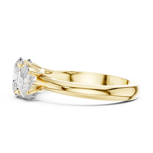 Bague de fiançailles de luxe en or jaune avec trois diamants taille ovale et pierres latérales assorties, fabrication sur mesure de bijoux fins - Product Image 5