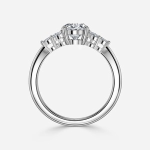 Anillo Floral de Diamante Ovalado Cultivado en Laboratorio de 4.50CT, Oro Amarillo, Joyería Nupcial con Engaste de Puntas - Product Image 3