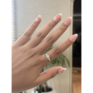 Anillo de Compromiso Exclusivo con Tres Diamantes Cultivados en Laboratorio, Corte Redondo, con Piedras Laterales en Forma de Pera, 1.1CT VVS VS EF, Oro Sólido para Mujer - Product Image 1