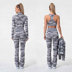 OEM/ODM Ensemble de sport imprimé 3 pièces pour femme : Leggings évasés, Brassière de sport et Veste courte ; Ensemble de yoga imprimé camouflage avec legging évasé et haut court pour femme - Product Image 2