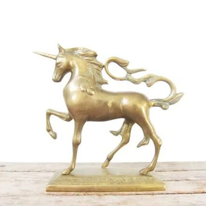 Sculpture de licorne en laiton faite à la main, objet décoratif pour un aménagement moderne et une présentation élégante - Product Image 1