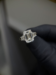 Anillo de Compromiso con Diamante Cultivado en Laboratorio, Corte Esmeralda de 4 Quilates, Oro Sólido de 14K, Anillo Solitario con Diamante Lateral de 1.60 Quilates para Mujer - Product Image 5