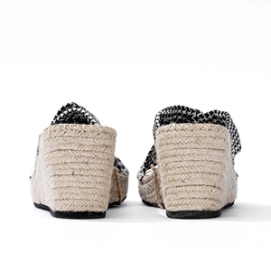 Alpargatas blancas y negras con tiras cruzadas para mujer OEM ODM Sandalias de cuña con suela trenzada de yute EVA sin cordones para Primavera Verano hechas BD - Product Image 4