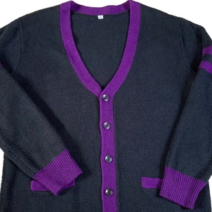 เสื้อคาร์ดิแกนถักไหมพรมสีทองโบราณและสีม่วงสำหรับผู้ชายแบบสั่งทำพิเศษ พร้อมแถบสีม่วงที่แขนเสื้อ ติดกระดุมหุ้มผ้าขนสัตว์/อะคริลิก เหมาะสำหรับใส่ในฤดูหนาว - Product Image 4