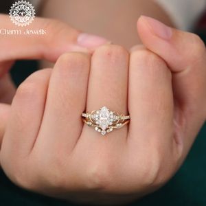 Bague de fiançailles Charm_Jewells en argent avec moissanite taille coussin, sertie à griffes, certifiée IGI, design floral vintage pour femme - Product Image 2