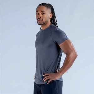 T-shirt sportif pour homme à col rond, manches courtes, couleur unie, séchage rapide, coupe ajustée, tricoté en polyester, gris - Product Image 3