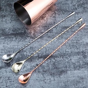 Cuillère à bar en acier inoxydable torsadée contemporaine, mélangeur de cocktails haut de gamme, outil de service de boissons de luxe - Product Image 1