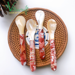 Avec une combinaison de nacre et de poignée en résine mica rouge Cuillère à caviar unique Apportez du luxe lorsque vous dégustez de la nourriture Taille 12cm - Product Image 3