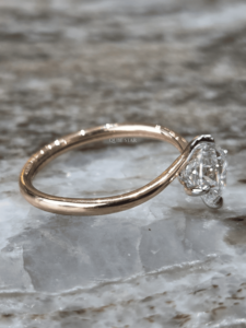 Anillo Solitario Cultivado en Laboratorio de 1.15 Ct, Certificado IGI VS1, Oro, Diseño Minimalista de Tallo Dividido, Clásico, con Engaste de Garras, Joyería de Compromiso - Product Image 4