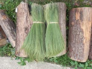 Balai en herbe naturelle à poils moyens, durable, écologique, fait main, pour le nettoyage des sols extérieurs, 35-44 pouces, style basique - Product Image 4