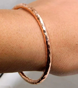 Pulsera de cobre hecha a mano con diseños de flores grabados por blossom craft india - Product Image 2