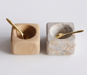Salières et sucrières carrées artisanales en marbre avec cuillères dorées – Outils durables pour herbes et épices – Élégant accent de table - Product Image 5