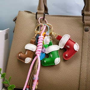 Porte-clés festifs en cuir en forme de chaussette de Noël avec broderie flocon de neige et fermoirs dorés pour offrir en cadeau lors des fêtes - Product Image 2