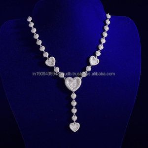 Elegante Collar con Colgante en Forma de Corazón con Eslabones Redondos y Motivos de Corazones Brillantes, Joyería Romántica y Moderna para Mujer - Product Image 6