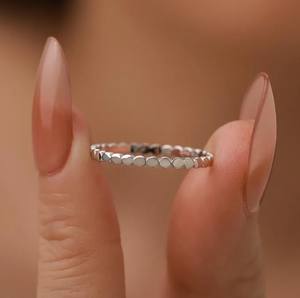 Anillo de Plata de Ley Chapado en Oro con Cuentas y Puntos para Compromiso, Aniversario y Boda - Estilo de Lujo - Product Image 5