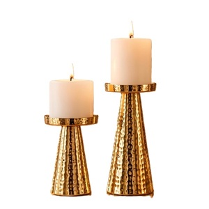 Candelabro de Metal Dorado Martillado, Portavelas Cónico, Centro de Mesa, Ideal para Mesas de Comedor - Product Image 2