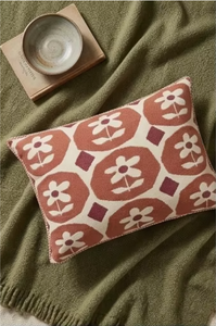 Coussin décoratif rectangulaire en coton à motifs géométriques, imprimé en relief, rouge terre cuite et crème, pour salon, fauteuil et canapé. - Product Image 2