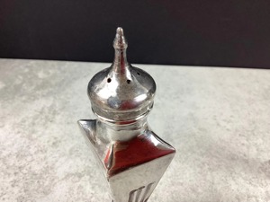 Ensemble décoratif de salière et poivrière vintage en argent, idéal pour la mise en scène de table et l'utilisation quotidienne à la salle à manger, provenant d'Inde. - Product Image 5