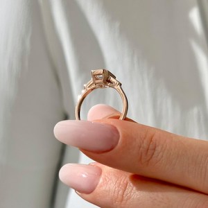 แหวนเพชรทรงเอเมอรัลด์ 2 กะรัต ประดับแบบเบเซลเซ็ต สไตล์อาร์ตเดโค ทองคำขาว 14k ประดับเพชรทรงเอเมอรัลด์ E VVS2 และเพชรสามเม็ด ได้รับการรับรองจาก IGI - Product Image 2