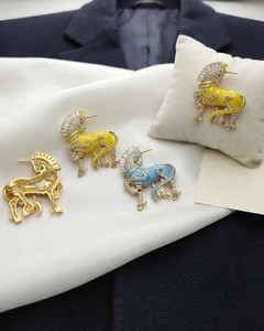 Broche vintage plaquée or émail licorne zircon, strass en cristal, épingle de revers, bijou pour femmes et hommes, idéal pour mariage et fête - Product Image 2