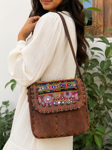 Banjara-Bolso de cuero genuino hecho a mano para mujer, bandolera con aspecto de bandolera, multiusos, con bordado elegante - Product Image 2