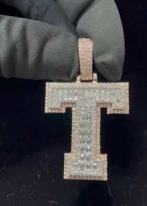 Pendentif en argent 925 avec lettres initiales personnalisées, serti de moissanite baguette VVS simulée - Product Image 3