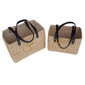 Panier artisanal en jacinthe d'eau : Rangement tressé en jonc de mer avec sangles en cuir - Product Image 1