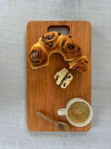 Planche à découper en bois massif de qualité supérieure avec poignée ergonomique pour la préparation des aliments en cuisine, la découpe, le service et les plateaux de fromages - Product Image 4