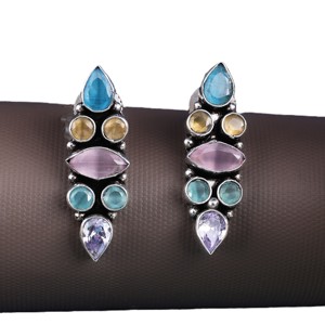 Boucles d'oreilles pendantes en argent oxydé pour femmes, commande en gros |   Bijoux œil de chat multicolores noir et violet |   Fournisseur en gros de produits en vrac - Product Image 5