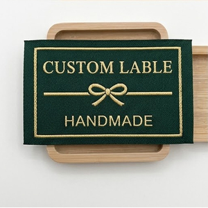 Étiquettes tissées pliées sur le côté avec logo personnalisé, en tissu damassé de qualité supérieure, pour vêtements de sport et marquage de vêtements, vente en gros usine - Product Image 5