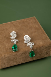 Boucles d'oreilles cascade florales en diamants marquise et poire de 6,12 carats avec pierres précieuses vertes en or blanc 14 carats – Bijou élégant et remarquable - Product Image 3
