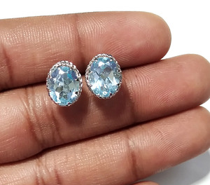 Pendientes de tuerca ovalados de topacio azul cielo facetado con engaste de bisel en tono plateado, joyería para mujer certificada por terceros para bodas - Product Image 2