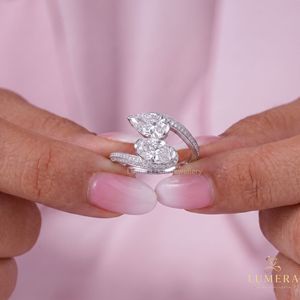 แหวนเพชรเลี้ยงในห้องปฏิบัติการทรงลูกแพร์สองเม็ด ดีไซน์ไขว้ ทอง 14K ประดับเพชรแบบปาเว่ แหวนหมั้น เครื่องประดับชั้นดี - Product Image 1