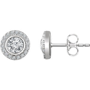 Boucles d'oreilles clous en or 14 carats avec diamant de laboratoire rond et halo pavé central - Product Image 1