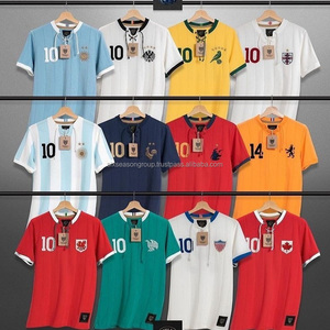 T-shirt personnalisé pour homme en coton 220 g/m², style jersey, col en V, coupe classique, inspiré des légendes du football, éco-responsable - Product Image 6