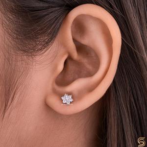 Pendientes de Diamantes Cultivados en Laboratorio con Forma de Flor |   Pendientes de tuerca con diseño floral de 0.36 CT y corte redondo |   Plata de Ley 925 |   Hermanos Satani - Product Image 2