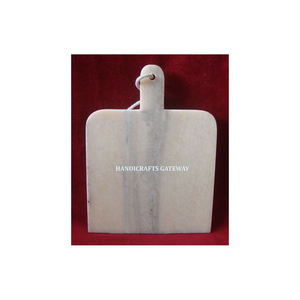 Planche à découper en marbre blanc naturel de forme rectangulaire, design classique fait à la main avec surface brillante, utilisée pour couper les légumes à la maison - Product Image 2