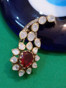 Amaira Jewels Broche de Lujo Vintage de Plata 925 con Diseño de Pavo Real, Centro de Rubí, Diamantes de Imitación con Corte de Pera y Engaste de Garra, Joyería Unisex - Product Image 2