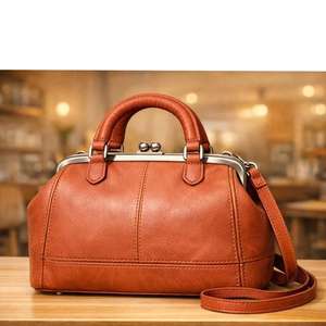 Bolso tote de lona y cuero con diseño estructurado, asas superiores y refuerzos en las esquinas - Product Image 2