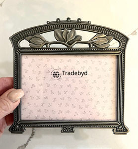 Cadre photo en métal design, élégant accent décoratif pour la maison par Tradebyd - Product Image 2