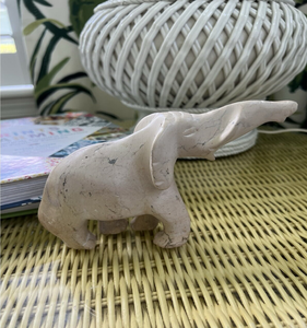 Figurine de faon en céramique émaillée, posant gracieusement avec des détails tachetés au dos, disponible à prix de gros. - Product Image 6